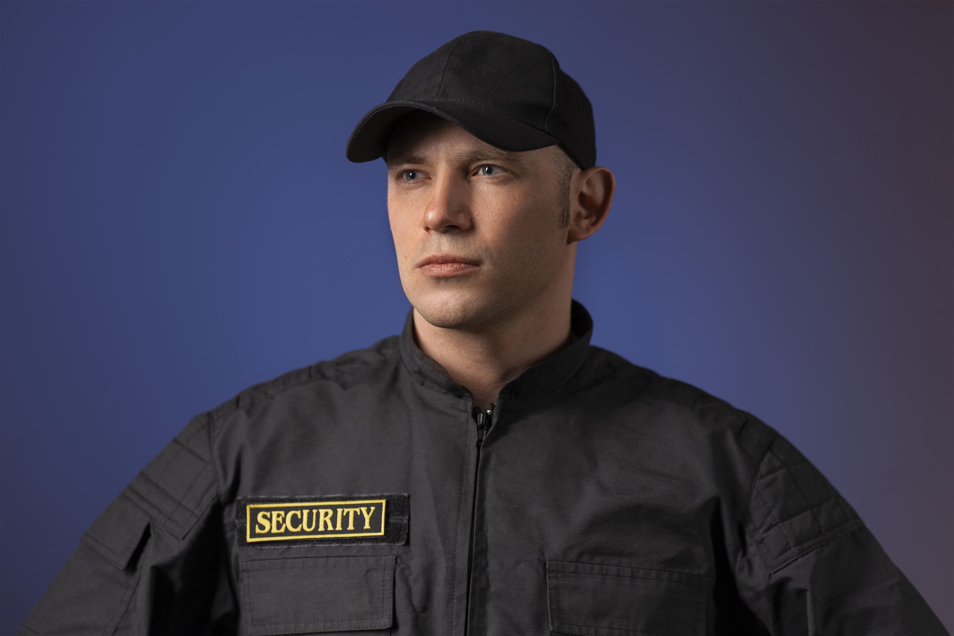 Estudiante de la escuela con uniforme de seguridad